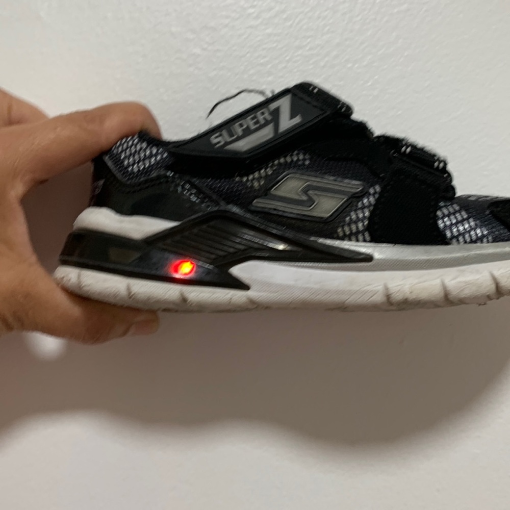 Sneaker for boys with lights at the bottom and in the S of the logo on the side